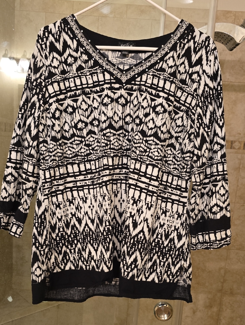 Erika Black and White V-Neck Patterned Tunic